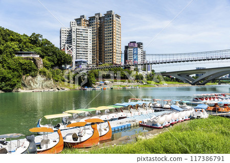 Beautiful view of Bitan Scenic Area in New Taipei City, Taiwan. it's one of the eight famous attractions in Taiwan. 117386791