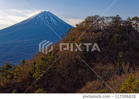 從禦坂山脈和鬼嶽山上看到的雪戶岳和富士山 117386828