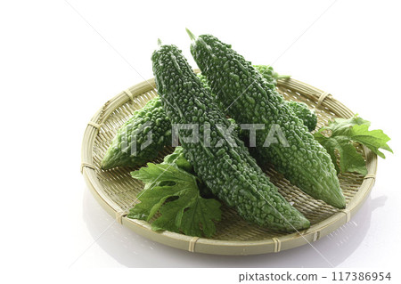 Summer vegetable bitter melon (bitter melon) on white background Summer vegetable bitter melon (bitter melon) on white background 117386954