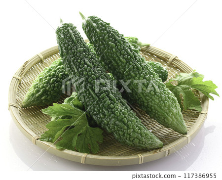 Summer vegetable bitter melon (bitter melon) on white background Summer vegetable bitter melon (bitter melon) on white background 117386955