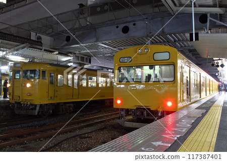 山陽本線115系、吳線103系在廣島站停靠 117387401