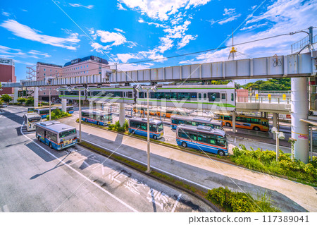 日本鎌倉城市景觀 - 進入湘南單軌電車江之島線大船站的單軌電車視圖（螢幕右側） 117389041
