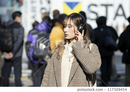 戴著耳機的年輕女子 戴著耳機的年輕女子 117389454