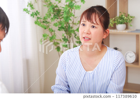 一個男人和一個女人激烈爭吵 一個男人和一個女人激烈爭吵 117389610