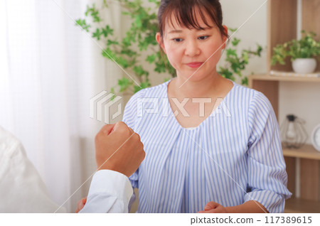 Men and women arguing violently Men and women arguing violently 117389615