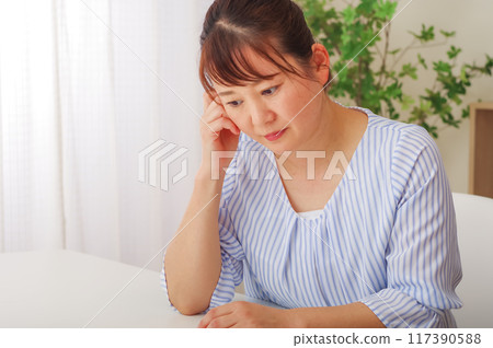 Portrait of a worried middle-aged woman Portrait of a worried middle-aged woman 117390588