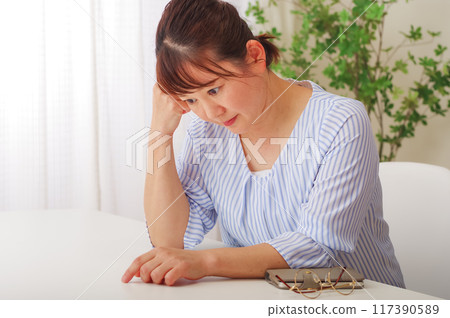 Portrait of a worried middle-aged woman Portrait of a worried middle-aged woman 117390589