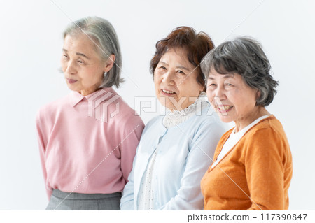 Senior woman sideways Senior woman sideways 117390847