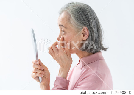 Senior women's hair care 117390868