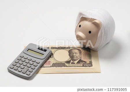 Image of medical expenses with a bandaged piggy bank, new banknotes and a calculator 117391005