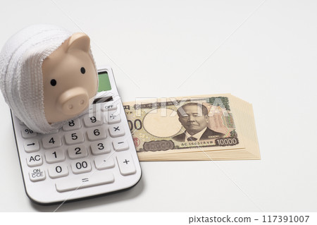 醫療費用的圖像，裡面有一個用繃帶、新鈔票和計算機包裹的存錢罐 117391007