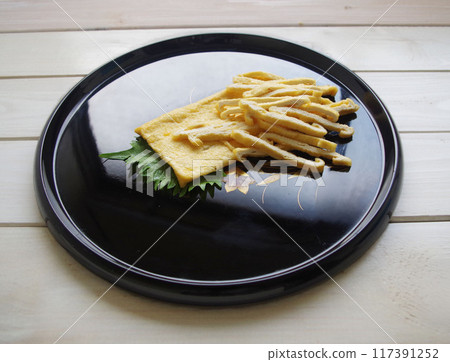 炸豆腐 炸豆腐 日式料理 稻荷壽司 黑托盤 破舊袋 炸豆腐 炸豆腐 日式料理 稻荷壽司 黑托盤 破舊袋 117391252
