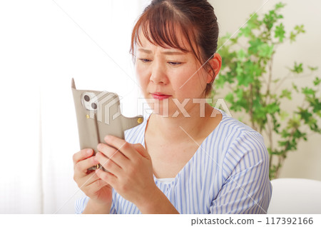 Middle-aged women with presbyopia who have difficulty seeing smartphones 117392166