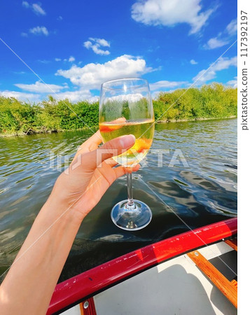 手拿著白酒 117392197
