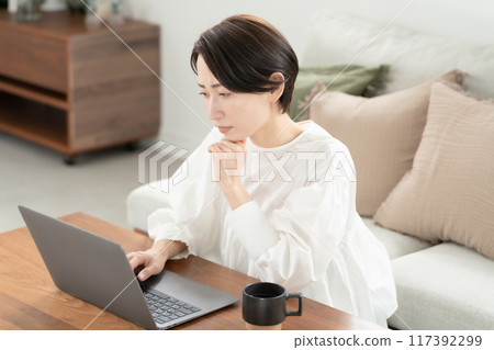 客廳中年婦女擔心電腦 117392299