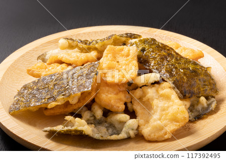 Seaweed tempura and squid tempura 117392495