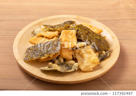 Seaweed tempura and squid tempura 117392497