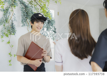 年輕男性咖啡館服務員 年輕男性咖啡館服務員 117393738