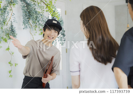 年輕男性咖啡館服務員 年輕男性咖啡館服務員 117393739