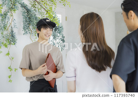 A young male cafe attendant 117393740