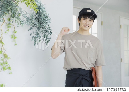 年輕男性咖啡館服務員 年輕男性咖啡館服務員 117393780