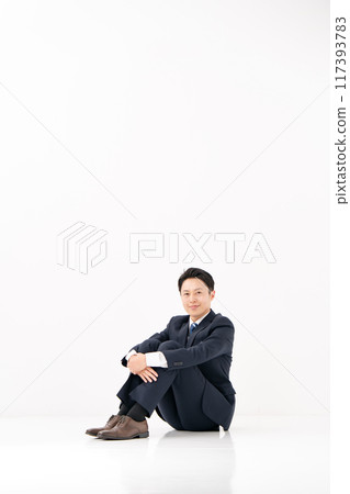 坐在運動場的商人 117393783