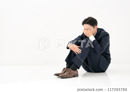 商人坐在健身房裡，感到沮喪 117393789