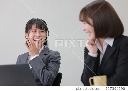 Two businesswomen having a friendly meeting_2 117394290