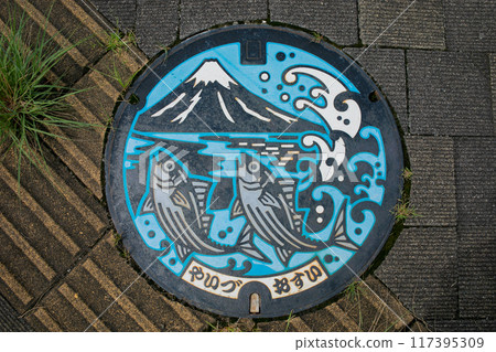 Shizuoka Prefecture's local manhole: Mt. Fuji and Yaizu fish Shizuoka Prefecture's local manhole: Mt. Fuji and Yaizu fish 117395309