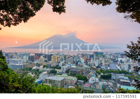 從城山公園觀景台看到櫻島和鹿兒島的城市景觀、早晨的陽光和神奇的時刻 從城山公園觀景台看到櫻島和鹿兒島的城市景觀、早晨的陽光和神奇的時刻 117395591