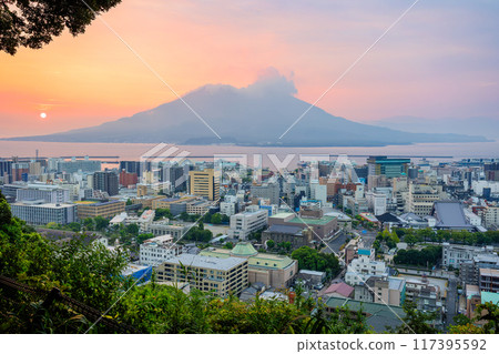 從城山公園觀景台看到櫻島和鹿兒島的城市景觀、早晨的陽光和神奇的時刻 117395592
