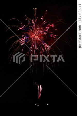 高知市農涼花火大會上呈放射狀展開的煙火 117400044