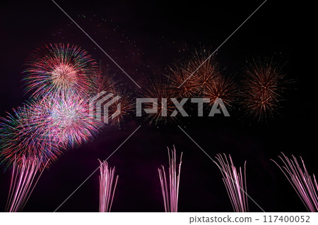 高知市農涼花火大會上呈放射狀展開的煙火 117400052
