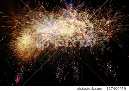 高知市農涼花火大會上呈放射狀展開的煙火 117400059