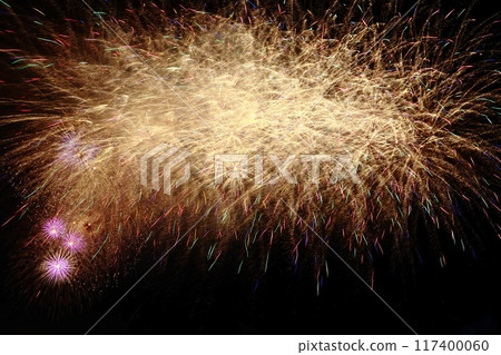 高知市農涼花火大會上呈放射狀展開的煙火 117400060