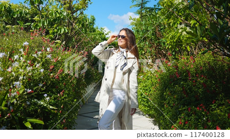 Girl in the center with glasses on the roof of a Parisian building 117400128