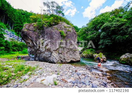 夏季山谷和圓形岩石 夏季山谷和圓形岩石 117402198
