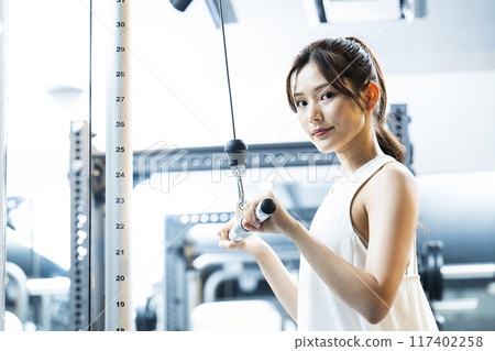 Young woman training at a sports gym, looking at the camera 117402258