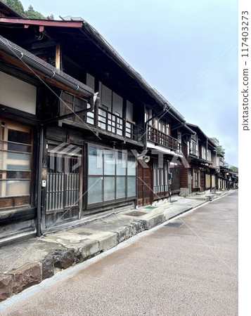 Early morning in the old town of Naraijuku, lined with wooden houses 117403273