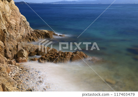衝擊岩石的波浪 衝擊岩石的波浪 117403479