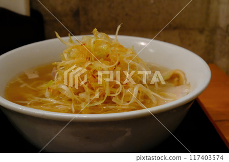 Ramen topped with white onions 117403574