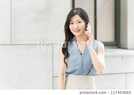 Business woman calling with a smartphone 117403669