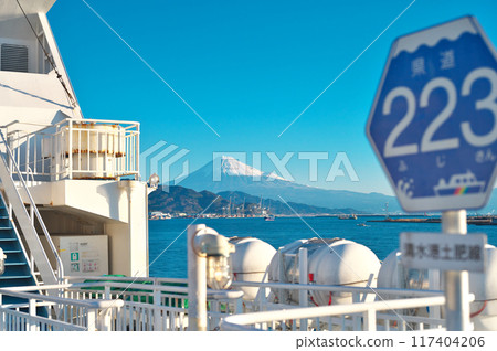 在駿河灣搭船眺望富士山 在駿河灣搭船眺望富士山 117404206