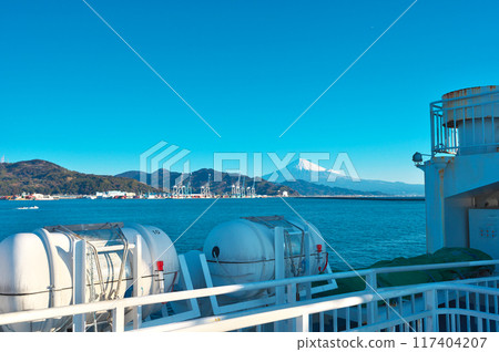 在駿河灣搭船眺望富士山 在駿河灣搭船眺望富士山 117404207