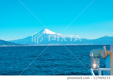 在駿河灣搭船眺望富士山 在駿河灣搭船眺望富士山 117404215
