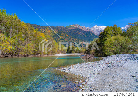 [Autumn material] Kinshu Kamikochi and the clear stream of Azusa River [Nagano Prefecture] 117404241