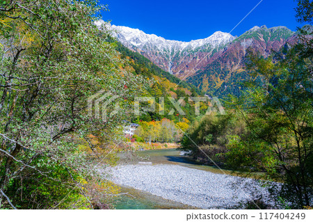 [Autumn material] Kinshu Kamikochi and the clear stream of Azusa River [Nagano Prefecture] 117404249