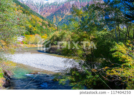 [Autumn material] Kinshu Kamikochi and the clear stream of Azusa River [Nagano Prefecture] 117404250