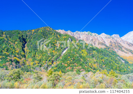 [秋季素材]錦州上高地和梓川的清流[長野縣] 117404255