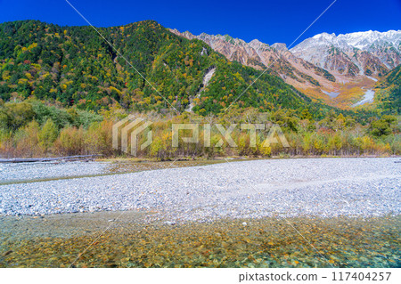 [Autumn material] Kinshu Kamikochi and the clear stream of Azusa River [Nagano Prefecture] 117404257